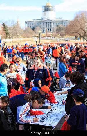 Denver, Colorado, États-Unis. 26 janvier, 2014. Attente des fans de signer une bannière pour les Broncos de Denver à un rassemblement qui souhaitent les Denver Broncos bien dans le prochain Superbowl. Credit : Ed Endicott/Alamy Live News Banque D'Images