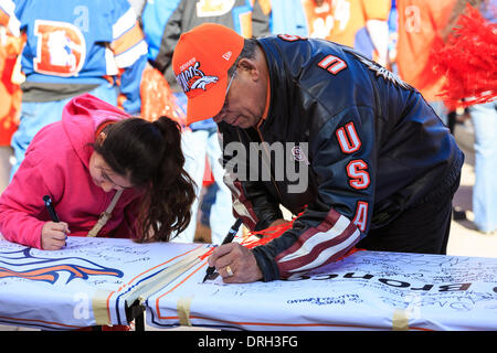 Denver, Colorado, États-Unis. 26 janvier, 2014. Attente des fans de signer une bannière pour les Broncos de Denver à un rassemblement qui souhaitent les Denver Broncos bien dans le prochain Superbowl. Credit : Ed Endicott/Alamy Live News Banque D'Images