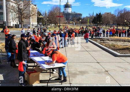 Denver, Colorado, États-Unis. 26 janvier, 2014. Attente des fans de signer une bannière pour les Broncos de Denver à un rassemblement qui souhaitent les Denver Broncos bien dans le prochain Superbowl. Credit : Ed Endicott/Alamy Live News Banque D'Images