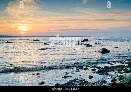 Côte de la mer Baltique au coucher du soleil Banque D'Images