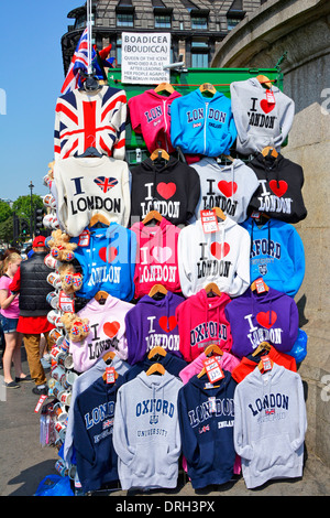 J'aime Londres assortis T shirts sur décrochage souvenirs mis en place autour de la base du char Boadicea sculpture à Westminster Bridge Banque D'Images