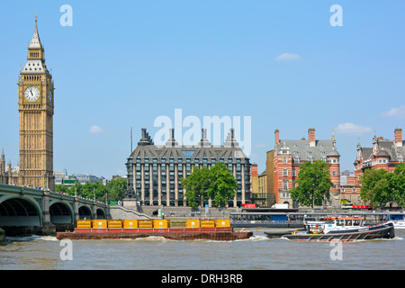 Tirant Remorqueur Chaland chargé avec des conteneurs remplis de déchets de Londres Westminster en passant Banque D'Images