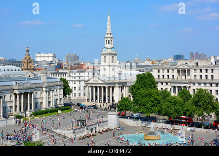Regarder sur Trafalgar Square et St Martins dans l'église de champ Banque D'Images