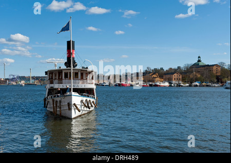 Bateau touristique à Stockholm, en Suède. Avec l'île de Djurgårdsvägen en arrière-plan. Banque D'Images