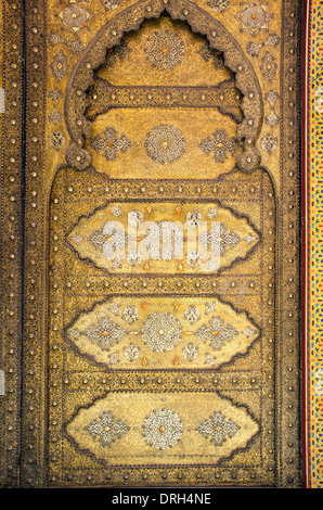 Boiseries peintes ornées dans le 19e siècle El Palais Bahia, Marrakech, Maroc Banque D'Images