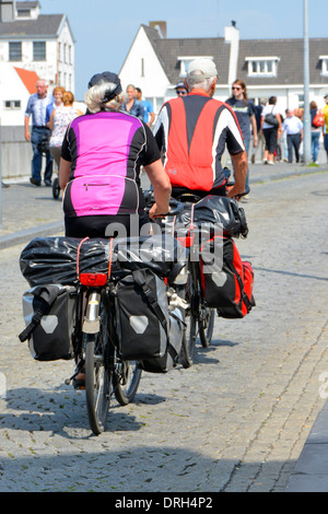 Maastricht City vue arrière couple vélo sur la journée ensoleillée d'été Saint Servatius pont sur la rivière Meuse deux vélos lourdement chargés Limburg pays-Bas UE Banque D'Images