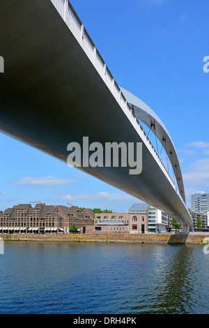 Maastricht Limburg claire portée Hoge Brug (pont haut aussi Hoeg Brögk) piétons et cyclistes pont sur la Meuse au paysage urbain pays-Bas UE Banque D'Images