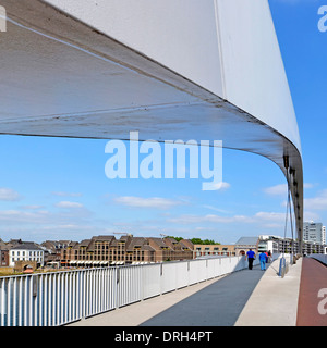 Maastricht Limburg claire portée Hoge Brug (pont haut aussi Hoeg Brögk) piétons et cyclistes seulement Rivière Meuse dans le paysage urbain d'été pays-Bas UE Banque D'Images