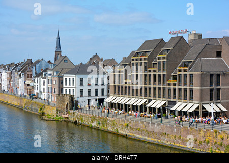 Ville de Maastricht Bâtiment moderne Crowne Plaza Hôtel à côté de la rivière Maas avec bâtiments traditionnels de front de mer et flèche de l'église au-delà des pays-Bas UE Banque D'Images