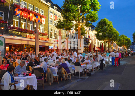 Maastricht City Vrijthof Square les détenteurs de billets d'audience aux tables de restaurant en plein air s'échangent à André Rieu concert événement de musique chaude soirée d'été eu Banque D'Images