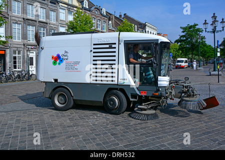 Maastricht City conducteur de machine de nettoyage de rue conducteur dans la cabine conduite balayeuse mécanique un véhicule utilitaire au travail surface pavée urbaine Banque D'Images