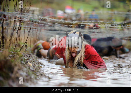 Par tonne, au Royaume-Uni. 26 janvier, 2013. Challengers participer à la 'killing fields' lors de l'édition d'hiver de dur à l'exploitation par tonne. Des milliers d'comptitors exécuter l '8 mile' pays parcours qui comprend l'eau, le gel et le feu. Credit : Action Plus Sport/Alamy Live News Banque D'Images