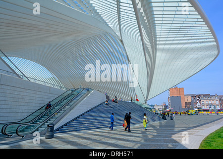 L'extérieur de forme futuriste plafond de verre moderne et de toit couvrant la gare et l'entrée de Liège Belgique la construction d'infrastructures de transport public Banque D'Images