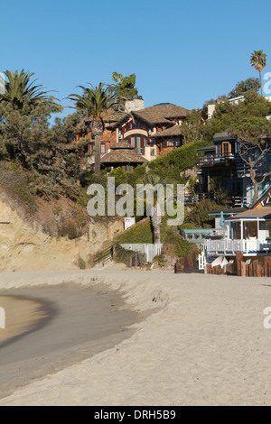 Hôtel particulier de la côte californienne sur la falaise à Victoria Beach, dans la ville côtière de Laguna Beach Banque D'Images