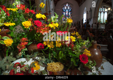 Arrangement de fleurs à thème italien en anglais église de campagne au Harvest Festival Banque D'Images