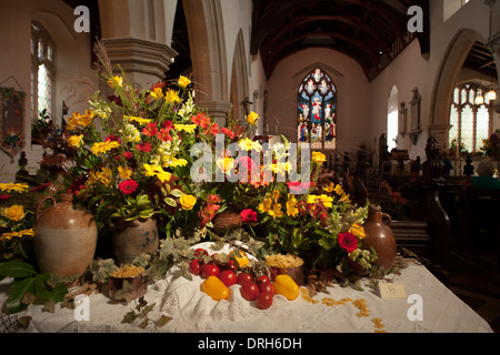 Arrangement de fleurs à thème italien en anglais église de campagne au Harvest Festival Banque D'Images