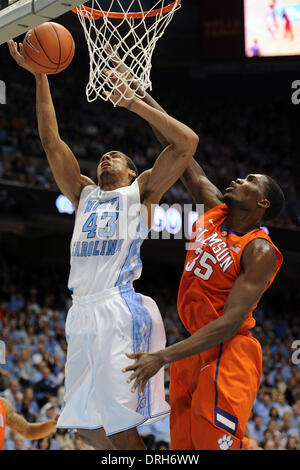 Chapel Hill, NC, USA. 26 janvier, 2014. 26 janvier 2014 : North Carolina Tar Heels en avant James Michael McAdoo # 43 et Clemson Tigers center Landry Nnoko # 35 pendant le jeu de basket-ball de NCAA entre le North Carolina Tar Heels et Clemson Tigers au doyen E. Smith Center, Chapel Hill, NC. © csm/Alamy Live News Banque D'Images