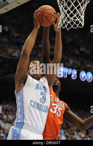 Chapel Hill, NC, USA. 26 janvier, 2014. 26 janvier 2014 : North Carolina Tar Heels de l'avant Kennedy Meeks # 3 et Clemson Tigers center Landry Nnoko # 35 pendant le jeu de basket-ball de NCAA entre le North Carolina Tar Heels et Clemson Tigers au doyen E. Smith Center, Chapel Hill, NC. © csm/Alamy Live News Banque D'Images