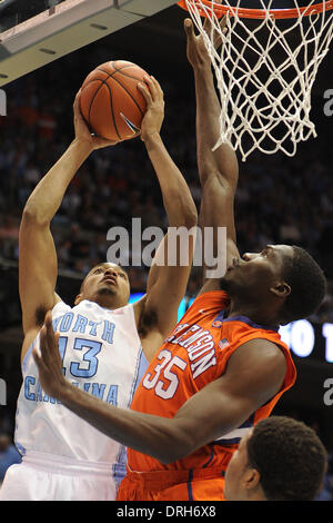 Chapel Hill, NC, USA. 26 janvier, 2014. 26 janvier 2014 : North Carolina Tar Heels de l'avant. Tokoto # 13 et Clemson Tigers center Landry Nnoko # 35 pendant le jeu de basket-ball de NCAA entre le North Carolina Tar Heels et Clemson Tigers au doyen E. Smith Center, Chapel Hill, NC. © csm/Alamy Live News Banque D'Images