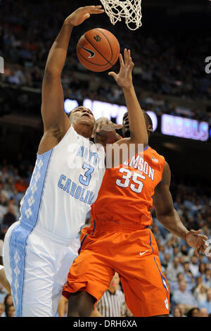 Chapel Hill, NC, USA. 26 janvier, 2014. 26 janvier 2014 : North Carolina Tar Heels de l'avant Kennedy Meeks # 3 et Clemson Tigers center Landry Nnoko # 35 pendant le jeu de basket-ball de NCAA entre le North Carolina Tar Heels et Clemson Tigers au doyen E. Smith Center, Chapel Hill, NC. © csm/Alamy Live News Banque D'Images