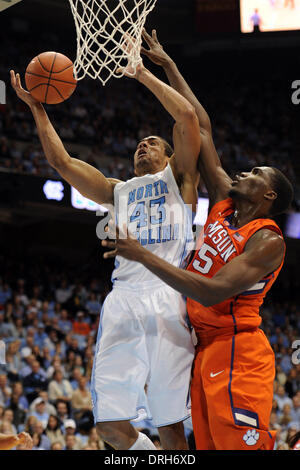 Chapel Hill, NC, USA. 26 janvier, 2014. 26 janvier 2014 : North Carolina Tar Heels en avant James Michael McAdoo # 43 et Clemson Tigers center Landry Nnoko # 35 pendant le jeu de basket-ball de NCAA entre le North Carolina Tar Heels et Clemson Tigers au doyen E. Smith Center, Chapel Hill, NC. © csm/Alamy Live News Banque D'Images