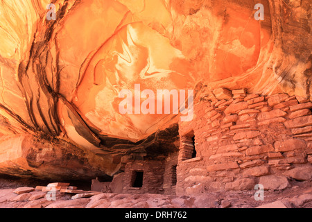 Tombé en ruine toit Cedar Mesa dans l'Utah est une habitation Anasazi falaise datant d'environ 1100 AD Banque D'Images