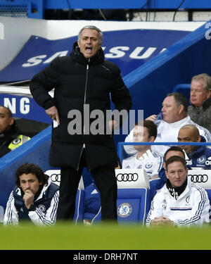 Londres, FA Cup Quatrième ronde match contre Stoke City à Stamford Bridge Stadium à Londres, au Royaume-Uni. 26 janvier, 2014. Jose Mourinho, manager de Chelsea, donne des instructions au cours de FA Cup Quatrième ronde match contre Stoke City à Stamford Bridge Stadium à Londres, Angleterre le 26 janvier 2014. Chelsea a gagné 1-0. Credit : Wang Lili/Xinhua/Alamy Live News Banque D'Images