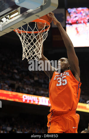 Chapel Hill, NC, USA. 26 janvier, 2014. 26 janvier 2014 : Clemson Tigers center Landry Nnoko # 35 pendant le jeu de basket-ball de NCAA entre le North Carolina Tar Heels et Clemson Tigers au doyen E. Smith Center, Chapel Hill, NC. © csm/Alamy Live News Banque D'Images