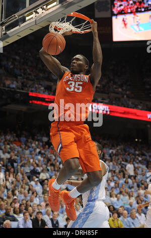 Chapel Hill, NC, USA. 26 janvier, 2014. 26 janvier 2014 : Clemson Tigers center Landry Nnoko # 35 pendant le jeu de basket-ball de NCAA entre le North Carolina Tar Heels et Clemson Tigers au doyen E. Smith Center, Chapel Hill, NC. © csm/Alamy Live News Banque D'Images