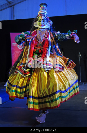 Danseur traditionnel indien Diwali effectuant une courte danse Kathakali thématique traditionnelle sur un mariage de les épopées. Banque D'Images