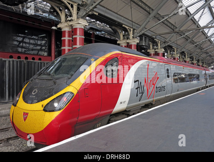 Fly Virgin Trains Royaume-uni - Liverpool Lime Street jusqu'à Euston - Rouge & Blanc livrée grise Banque D'Images