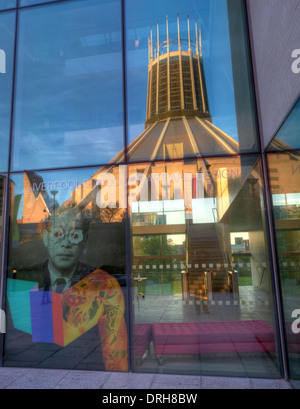 Liverpool cathédrale catholique reflétée dans School of Art, en Angleterre, Royaume-Uni Banque D'Images