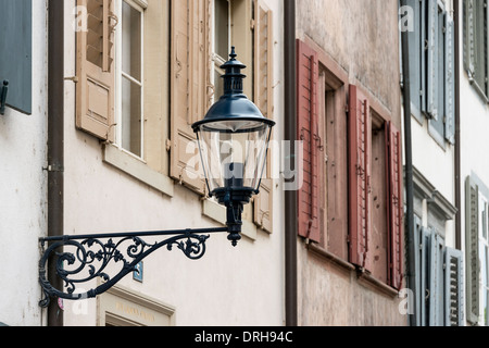 L'éclairage sur l'ancien édifice médiéval près de Münsterplatz, vieille Bâle, Suisse Banque D'Images