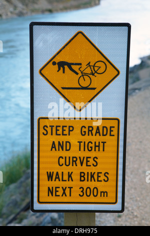 Panneau d'avertissement sur la Gorge de Roxburgh Cycle et une piste de marche, Central Otago, île du Sud, Nouvelle-Zélande Banque D'Images