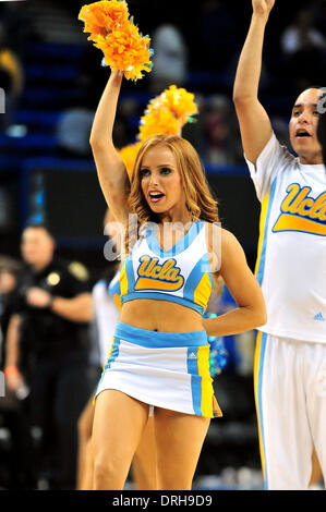 Los Angeles, CA, USA. 26 janvier, 2014. Meneur de UCLA Bruins effectue pendant le match de basket-ball collégial entre la Californie et l'Ours d'or à UCLA Bruins Pauley Pavilion à Los Angeles, en Californie. l'encontre de l'California Golden Bears 76-64.La UCLA Bruins.Louis Lopez/CSM/Alamy Live News Banque D'Images