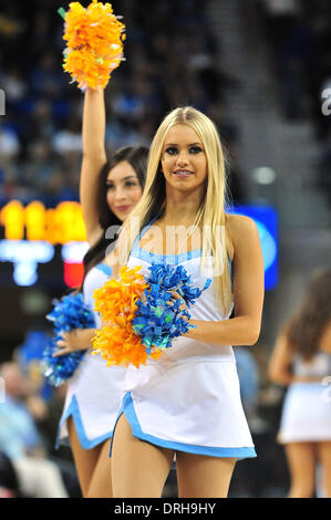 Los Angeles, CA, USA. 26 janvier, 2014. Meneur de UCLA Bruins effectue pendant le match de basket-ball collégial entre la Californie et l'Ours d'or à UCLA Bruins Pauley Pavilion à Los Angeles, en Californie. l'encontre de l'California Golden Bears 76-64.La UCLA Bruins.Louis Lopez/CSM/Alamy Live News Banque D'Images