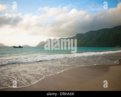 Une vue sur le paysage et la mer de Chine du Sud, juste à côté d'une plage Hai sur l'île de Con Son, l'une des îles Con Dao, Vietnam. Banque D'Images