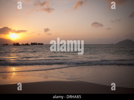 Un superbe lever du soleil, vue de l'île de Con Son, l'une des îles Con Dao, Vietnam. Banque D'Images