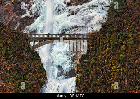 Le vent et le froid dans la gorge du Columbia créer ces formations de glace sur Oregon's Falls Multnomah. Banque D'Images