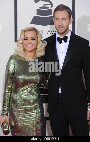 Los Angeles, USA. 26 janvier, 2014. Rita Ora (L) et son petit ami Calvin Harris arrivent sur le tapis rouge pour la 56e cérémonie des Grammy Awards au Staples Center de Los Angeles, États-Unis, le 26 janvier, 2014. Crédit : Yang Lei/Xinhua/Alamy Live News Banque D'Images