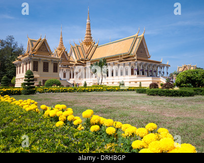Une vue de la salle du trône spectaculaires sur les terrains du Palais Royal à Phnom Penh, Cambodge. Banque D'Images