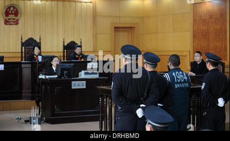 Taizhou, Zhejiang, Chine. 27 Jan, 2014. Photo prise le 27 janvier 2014 montre Lian Enqing, qui a été accusé d'homicide volontaire, l'article à un procès le tribunal populaire intermédiaire de la ville de Taizhou, dans la province du Zhejiang en Chine de l'Est. Lian a été condamné à mort par le jugement de première instance le lundi. Il a poignardé à mort un médecin et blessé deux autres le 25 octobre 2013 à l'hôpital dans le Zhejiang, d'être fâché avec les résultats de son précédent chirurgie nasale. Credit : Ju Huanzong/Xinhua/Alamy Live News Banque D'Images