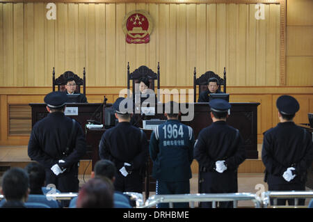 Taizhou, Zhejiang, Chine. 27 Jan, 2014. Photo prise le 27 janvier 2014 montre Lian Enqing, qui a été accusé d'homicide volontaire, l'article à un procès le tribunal populaire intermédiaire de la ville de Taizhou, dans la province du Zhejiang en Chine de l'Est. Lian a été condamné à mort par le jugement de première instance le lundi. Il a poignardé à mort un médecin et blessé deux autres le 25 octobre 2013 à l'hôpital dans le Zhejiang, d'être fâché avec les résultats de son précédent chirurgie nasale. Credit : Ju Huanzong/Xinhua/Alamy Live News Banque D'Images