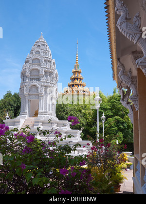 Vue de la Stupa de la princesse Kantha Bopha sur le Royal Palace à Phnom Penh, Cambodge. Banque D'Images