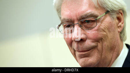 Munich, Allemagne. 27 Jan, 2014. Werner Schmidt, l'ancien manager de la Bayern LB (Banque d'État de Bavière) entre dans la salle d'audience à la cour régionale de Munich, Allemagne, 27 janvier 2014. Anciens directeurs de la BayernLB sont accusés de détournement de fonds par rapport à l'achat de groupe bancaire autrichien Hypo Group Alpe Adria (HGAA). Photo : Sven Hoppe/dpa/Alamy Live News Banque D'Images