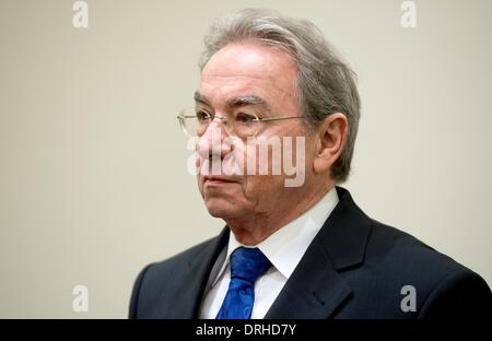 Munich, Allemagne. 27 Jan, 2014. Rudolf Hanisch, ancien président de la Bayern LB (Banque d'État de Bavière) entre dans la salle d'audience à la cour régionale de Munich, Allemagne, 27 janvier 2014. Anciens directeurs de la BayernLB sont accusés de détournement de fonds par rapport à l'achat de groupe bancaire autrichien Hypo Group Alpe Adria (HGAA). Photo : Sven Hoppe/dpa/Alamy Live News Banque D'Images