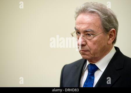 Munich, Allemagne. 27 Jan, 2014. Rudolf Hanisch, ancien président de la Bayern LB (Banque d'État de Bavière) entre dans la salle d'audience à la cour régionale de Munich, Allemagne, 27 janvier 2014. Anciens directeurs de la BayernLB sont accusés de détournement de fonds par rapport à l'achat de groupe bancaire autrichien Hypo Group Alpe Adria (HGAA). Photo : Sven Hoppe/dpa/Alamy Live News Banque D'Images