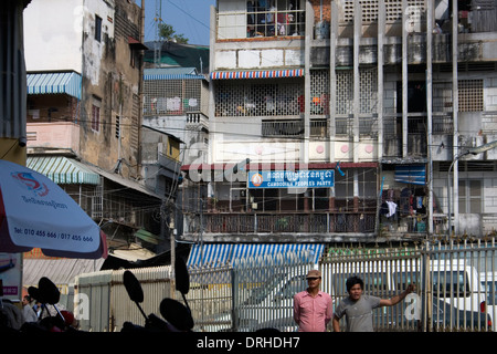 La densité de population est exposée dans cette vue urbaine du logement à Phnom Penh au Cambodge. Banque D'Images