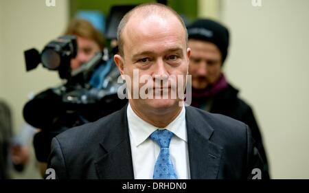 Munich, Allemagne. 27 Jan, 2014. Gerhard Gribkowsky, ancien président de la Bayern LB (Banque d'État de Bavière) entre dans la salle d'audience à la cour régionale de Munich, Allemagne, 27 janvier 2014. Anciens directeurs de la BayernLB sont accusés de détournement de fonds par rapport à l'achat de groupe bancaire autrichien Hypo Group Alpe Adria (HGAA). Photo : Sven Hoppe/dpa/Alamy Live News Banque D'Images