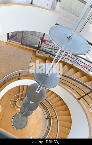 De La Warr Pavilion escalier à nettoyer les bordures style Art déco design moderniste d'abord peut-être construit en Grande-Bretagne Banque D'Images